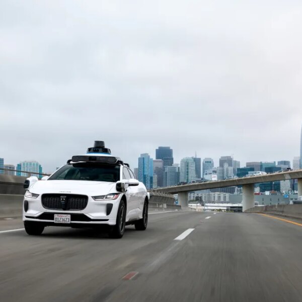 Роботаксі Waymo повертаються на автомагістралі