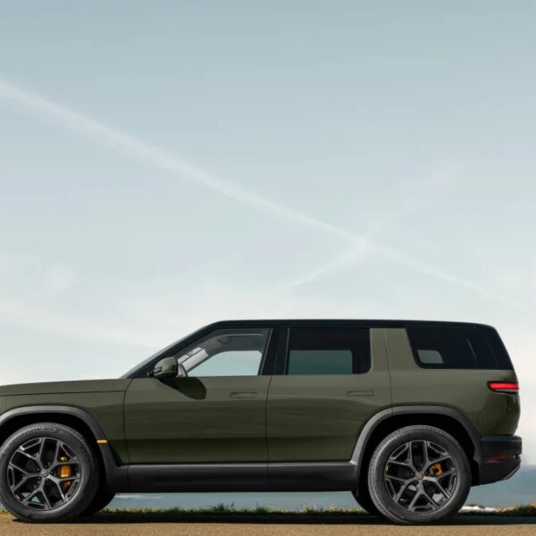 Rivian подає до суду на уряд США з вимогою “повного повернення коштів” за мита часів Трампа