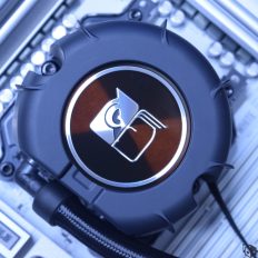 Newegg шалено знижує ціну на AMD Ryzen 7 5800X3D до $270, даруючи безкоштовну СРО 7