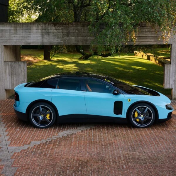 Вибачте, хейтери. Перший електромобіль Ferrari чудово себе почуває