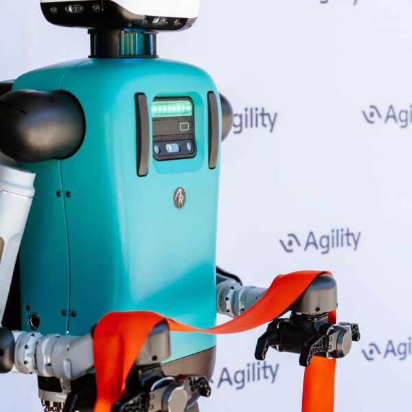 Agility Robotics вгризається в задній двір Tesla