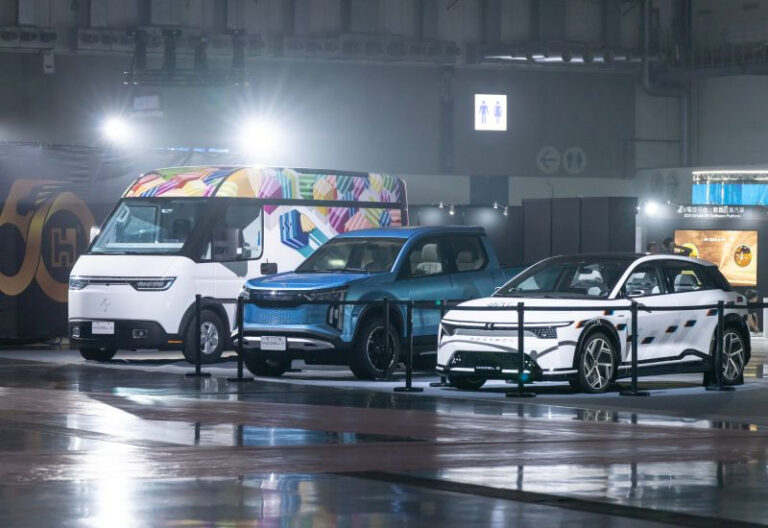 Штучний інтелект та автопілот розкриють потенціал електромобілів, вважають у Foxconn 23