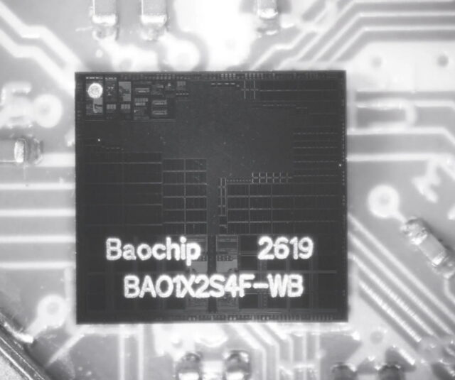 Defcon представила бейдж-ключ безпеки з видимою начинкою 3