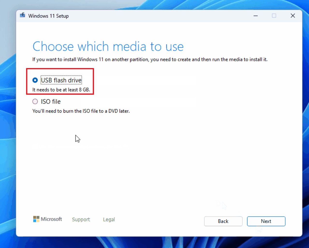 Windows 11 24H2: інструкція з встановлення для всіх користувачів 11 select usb drive in media creation tool