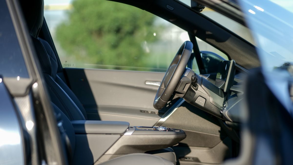 Audi Q6 e-tron проти BMW iX: яку розкішну електроніку обрати 74