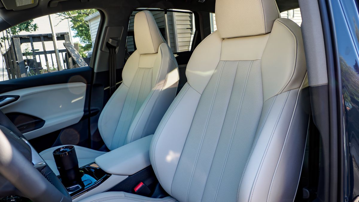Audi Q6 e-tron проти BMW iX: яку розкішну електроніку обрати 55