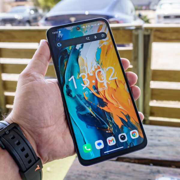 Android-смартфон за $330 з екраном, як у паперу, переглянув моє ставлення до бюджетних пристроїв