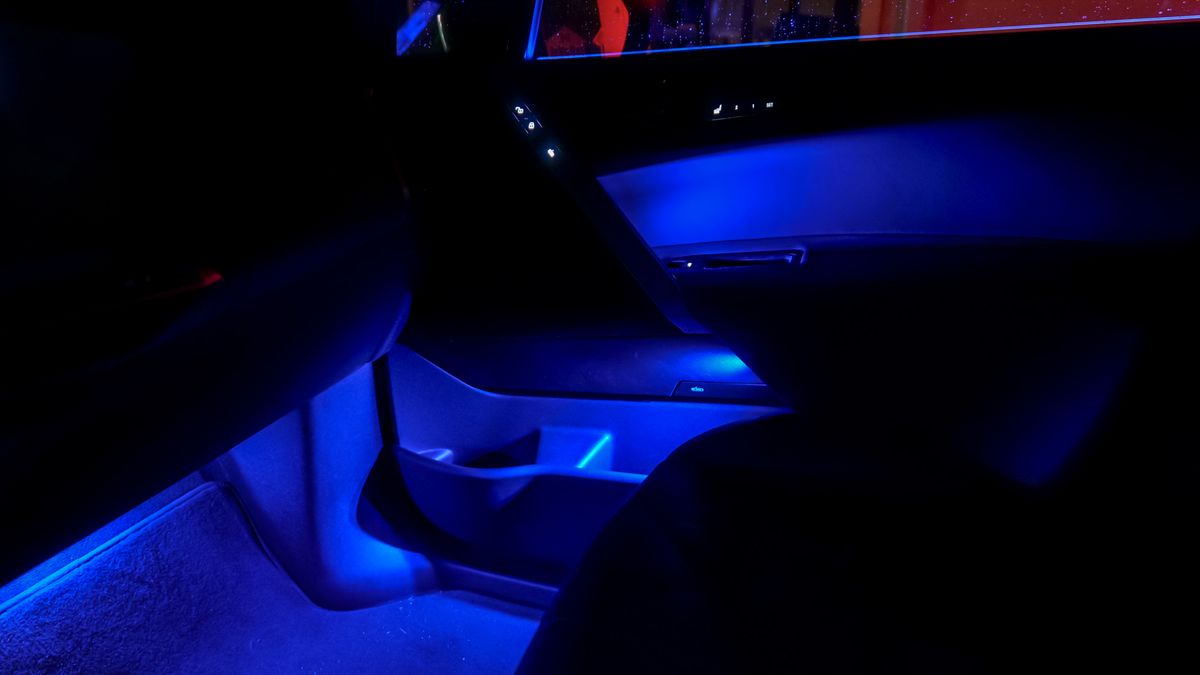 Audi Q6 e-tron проти BMW iX: яку розкішну електроніку обрати 42