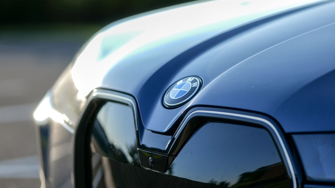 Audi Q6 e-tron проти BMW iX: яку розкішну електроніку обрати 76