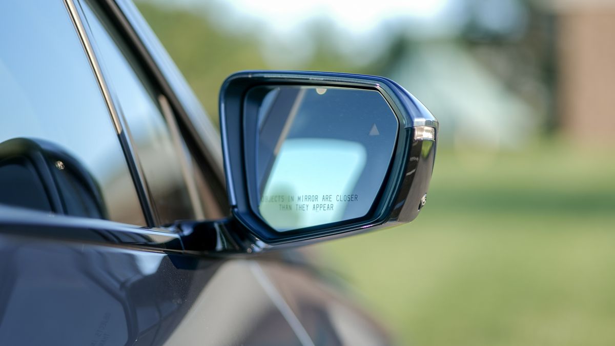 Audi Q6 e-tron проти BMW iX: яку розкішну електроніку обрати 23