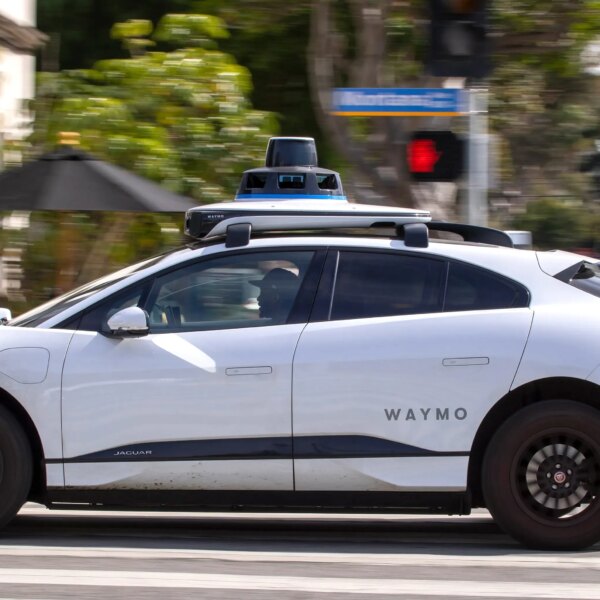 Waymo та Zoox: зростання ризиків для водіїв-випробувачів роботаксі