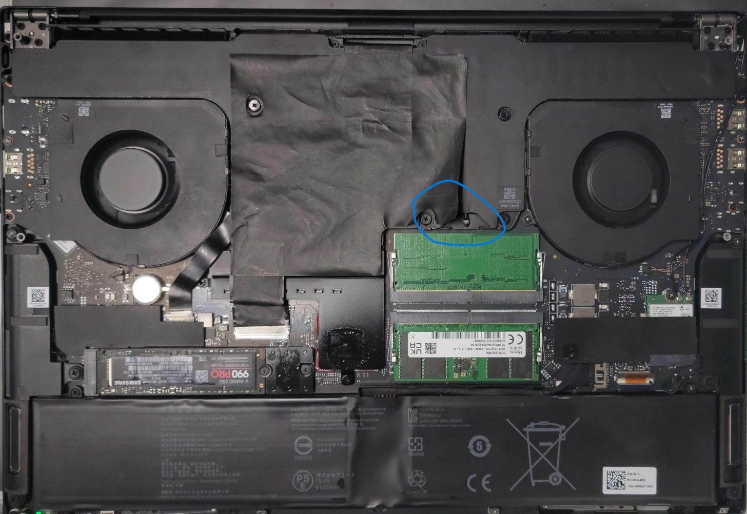 У Razer Blade 18 виявили дефект "порту заправки" в системі випаровувальної камери, що робить дорогий ноутбук марним: власник повідомляє про "конденсат" з лівого кута 3 У Razer Blade 18 виявили дефект "порту заправки" в системі випаровувальної камери, що робить дорогий ноутбук марним: власник повідомляє про "конденсат" з лівого кута 3