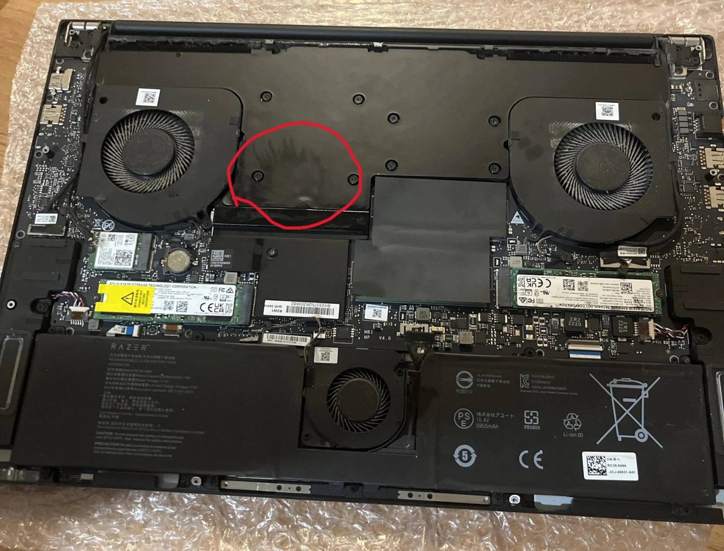 У Razer Blade 18 виявили дефект "порту заправки" в системі випаровувальної камери, що робить дорогий ноутбук марним: власник повідомляє про "конденсат" з лівого кута 2 У Razer Blade 18 виявили дефект "порту заправки" в системі випаровувальної камери, що робить дорогий ноутбук марним: власник повідомляє про "конденсат" з лівого кута 2