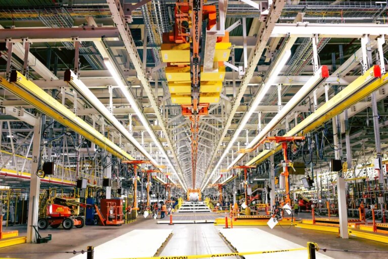 Ford завершує модернізацію заводу на $2 млрд для виробництва електромобіля Fathom 29 Ford завершує модернізацію заводу на $2 млрд для виробництва електромобіля Fathom 29