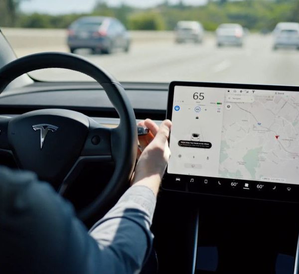 Камінь у город Tesla: глава Waymo заявив, що автопілот лише на камерах приречений