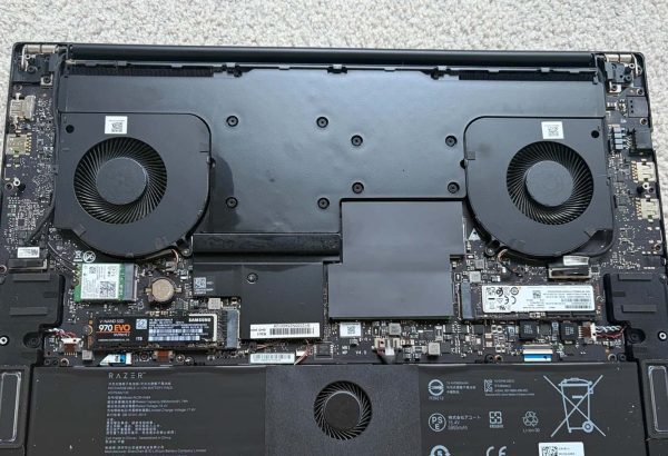 У Razer Blade 18 виявили дефект “порту заправки” в системі випаровувальної камери, що робить дорогий ноутбук марним: власник повідомляє про “конденсат” з лівого кута