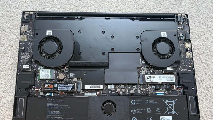 У Razer Blade 18 виявили дефект "порту заправки" в системі випаровувальної камери, що робить дорогий ноутбук марним: власник повідомляє про "конденсат" з лівого кута 1 У Razer Blade 18 виявили дефект "порту заправки" в системі випаровувальної камери, що робить дорогий ноутбук марним: власник повідомляє про "конденсат" з лівого кута 1