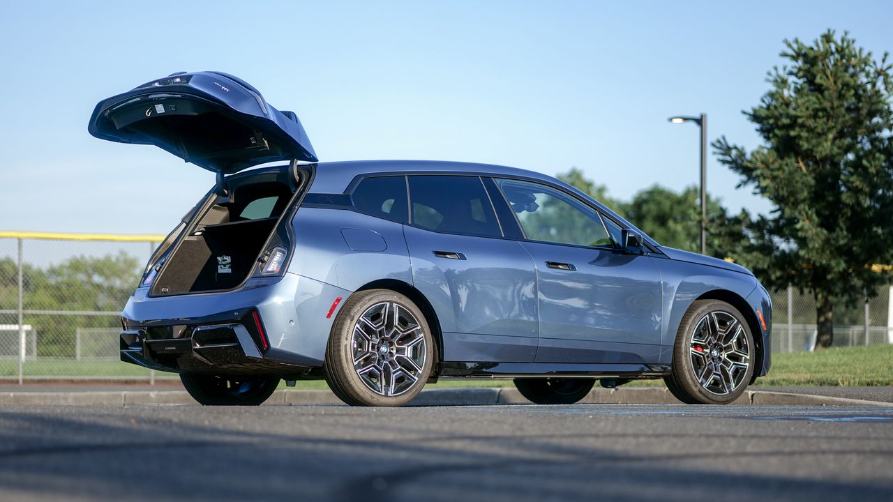 Audi Q6 e-tron проти BMW iX: яку розкішну електроніку обрати 92