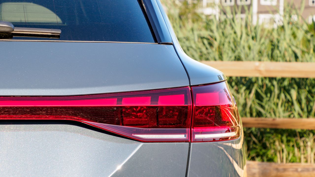 Audi Q6 e-tron проти BMW iX: яку розкішну електроніку обрати 97