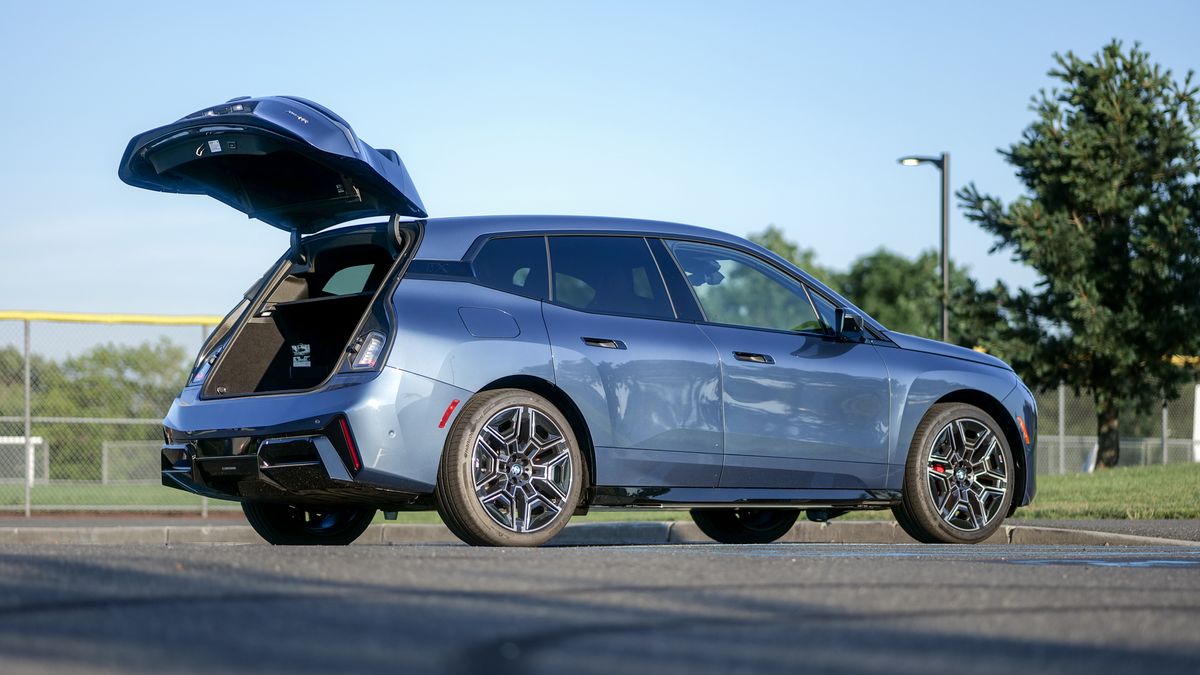 Audi Q6 e-tron проти BMW iX: яку розкішну електроніку обрати 82