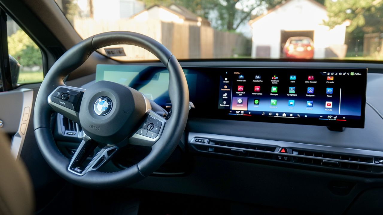 Audi Q6 e-tron проти BMW iX: яку розкішну електроніку обрати 100
