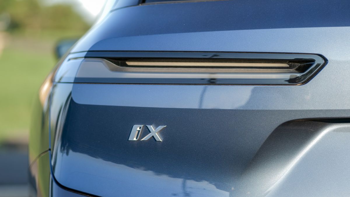 Audi Q6 e-tron проти BMW iX: яку розкішну електроніку обрати 88