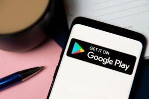 Google почав розміщувати магазини конкурентів у Play Store після програшу Epic Games