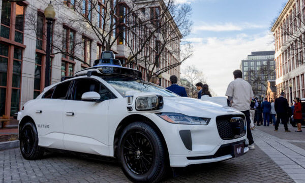 Waymo подвоює витрати на лобіювання у боротьбі за ринок роботаксі проти Uber