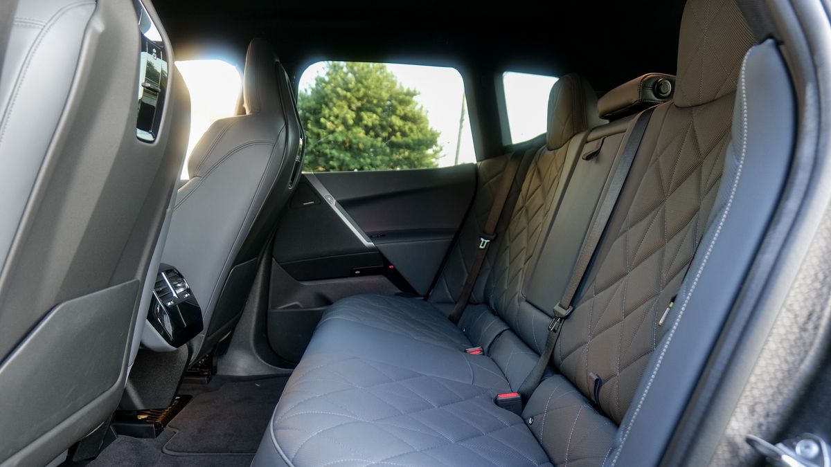 Audi Q6 e-tron проти BMW iX: яку розкішну електроніку обрати 38