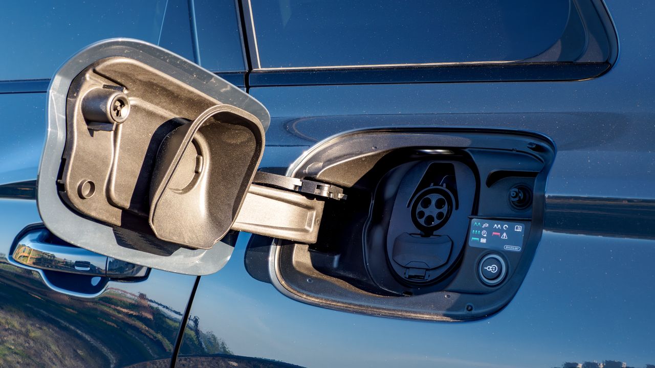 Audi Q6 e-tron проти BMW iX: яку розкішну електроніку обрати 61
