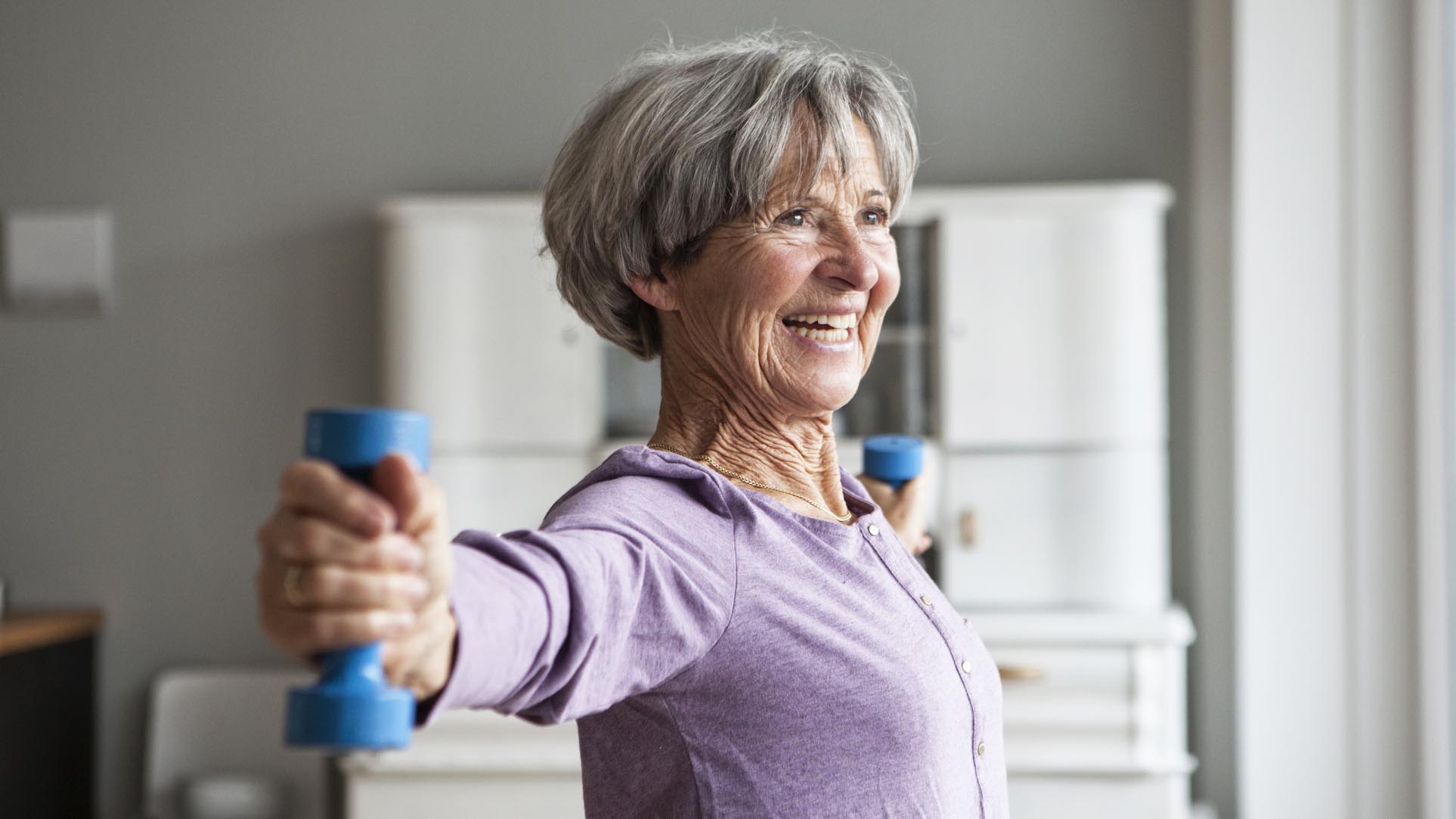 5-хвилинне тренування для покращення щільності кісток та захисту суглобів від тренера для старших людей 1