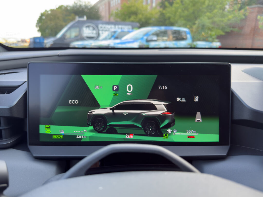 Toyota RAV4 plug-in 2026: велика батарея робить повсякденні поїздки повністю електричними 6