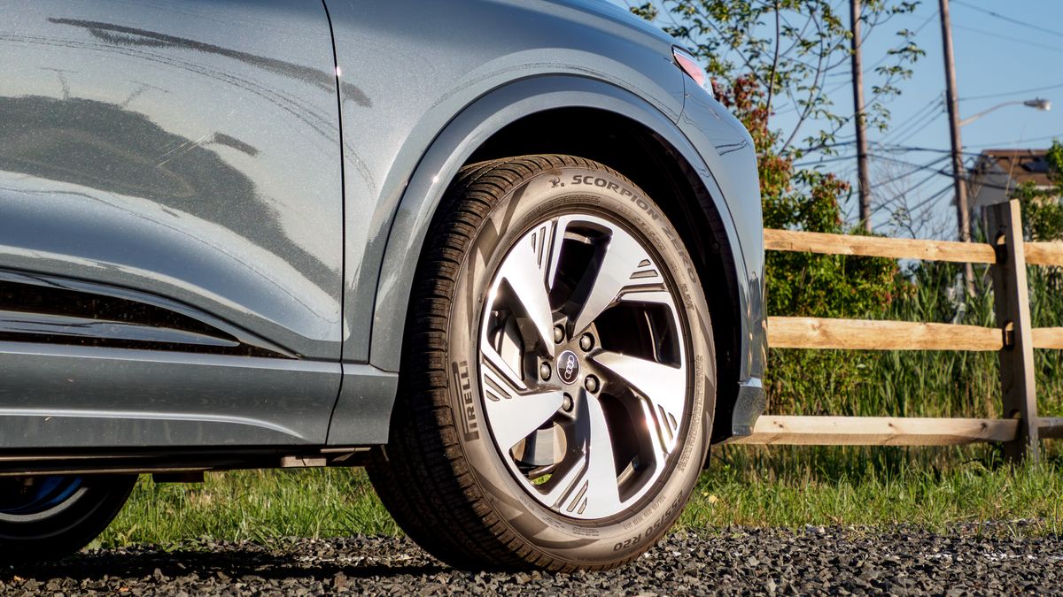 Audi Q6 e-tron проти BMW iX: яку розкішну електроніку обрати 24