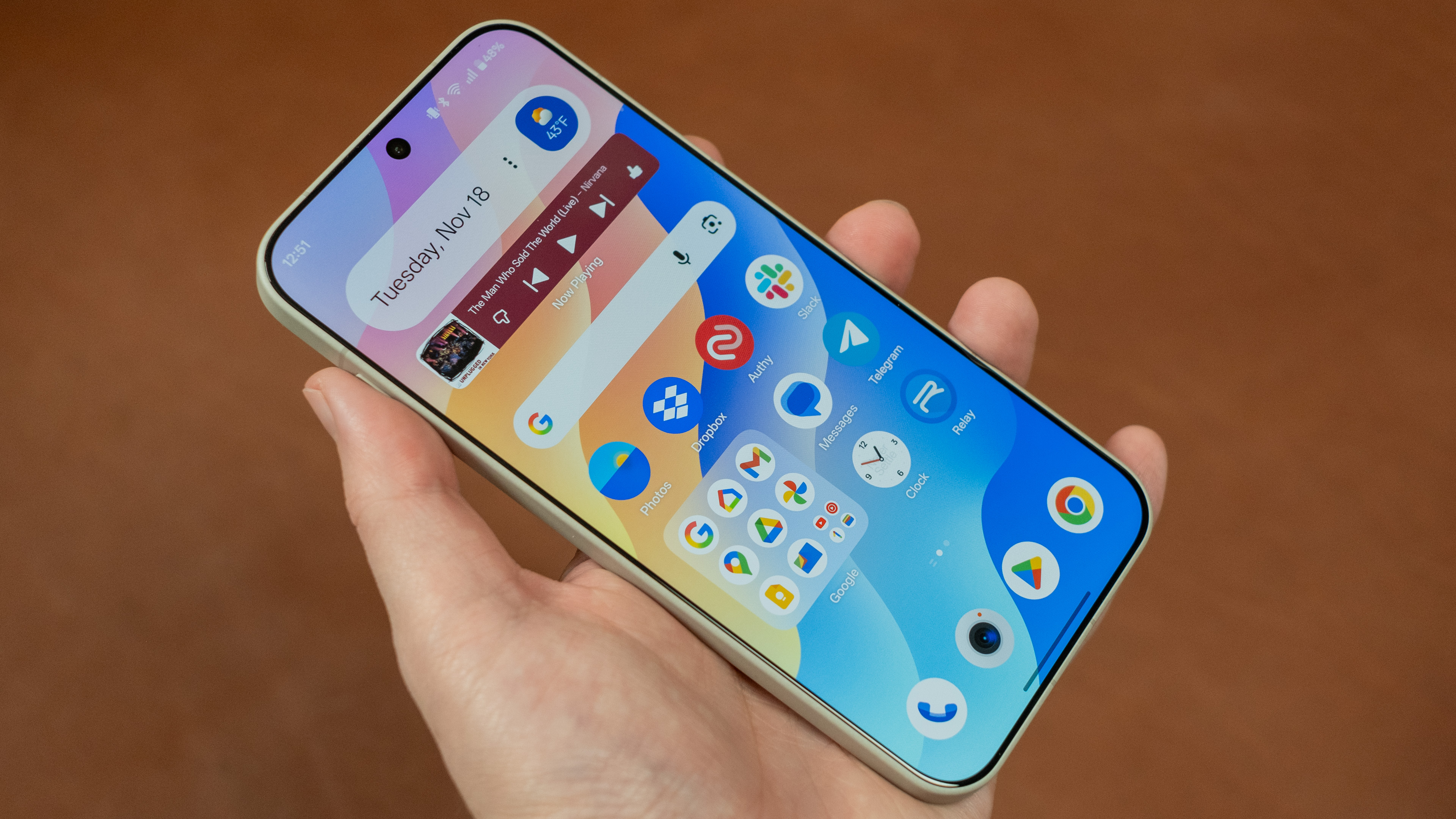 OnePlus припиняє роботу в США та Європі 1 OnePlus 15 in hand