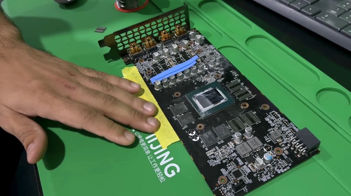 Моддер подвоїв продуктивність GeForce GTX 1650 до 8 ГБ VRAM заміною чипів 1 Моддер подвоїв продуктивність GeForce GTX 1650 до 8 ГБ VRAM заміною чипів