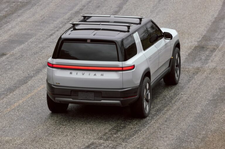 Rivian звільняє сотні працівників перед стартом поставок R2 15