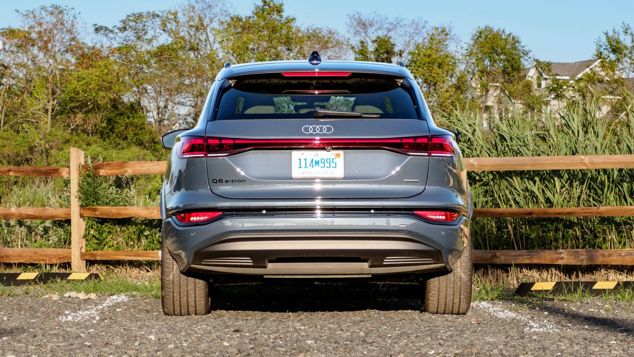 Audi Q6 e-tron проти BMW iX: яку розкішну електроніку обрати 14