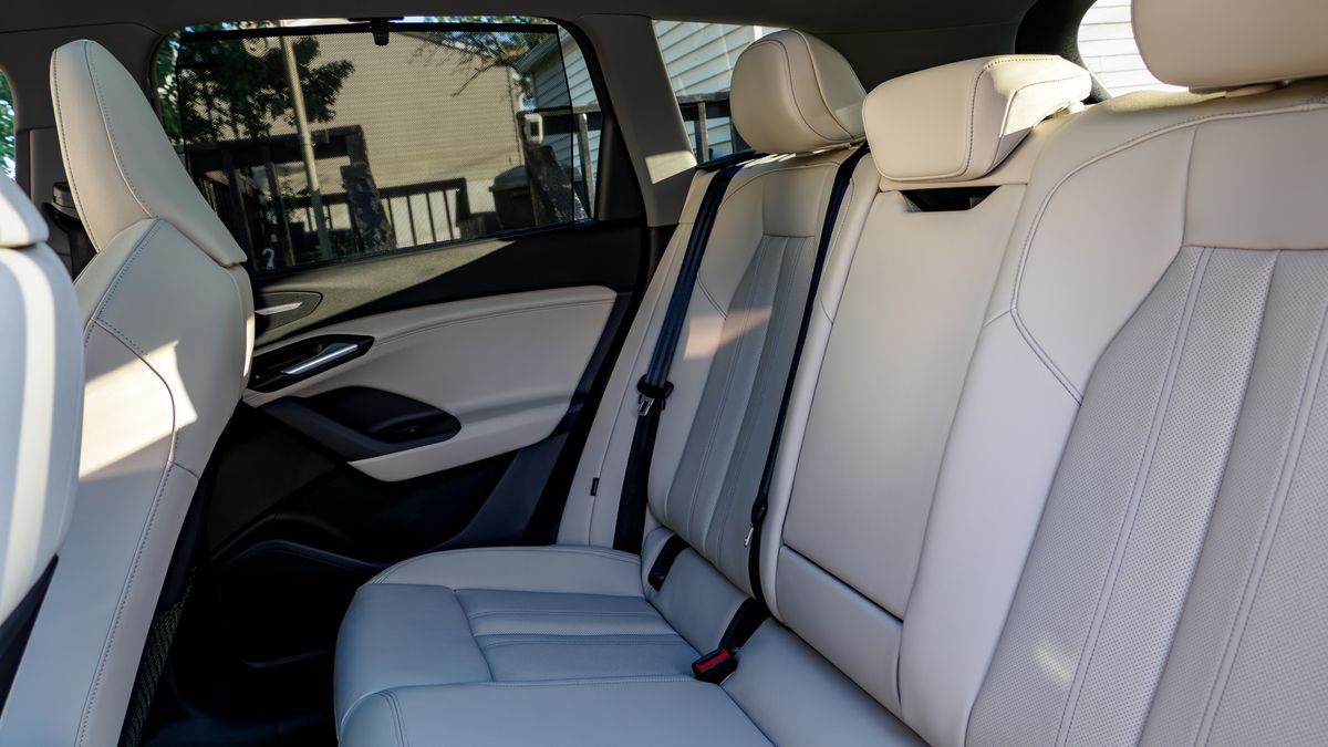 Audi Q6 e-tron проти BMW iX: яку розкішну електроніку обрати 56