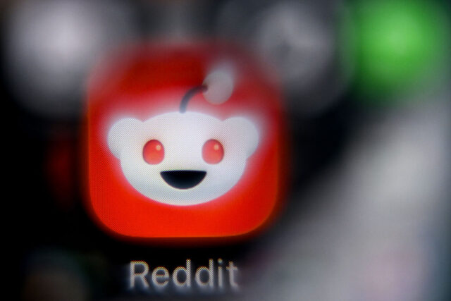 Reddit готує зміни для old.reddit.com 1 логотип Reddit на екрані смартфона