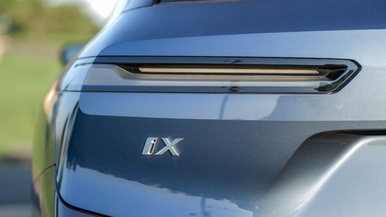 Audi Q6 e-tron проти BMW iX: яку розкішну електроніку обрати 98