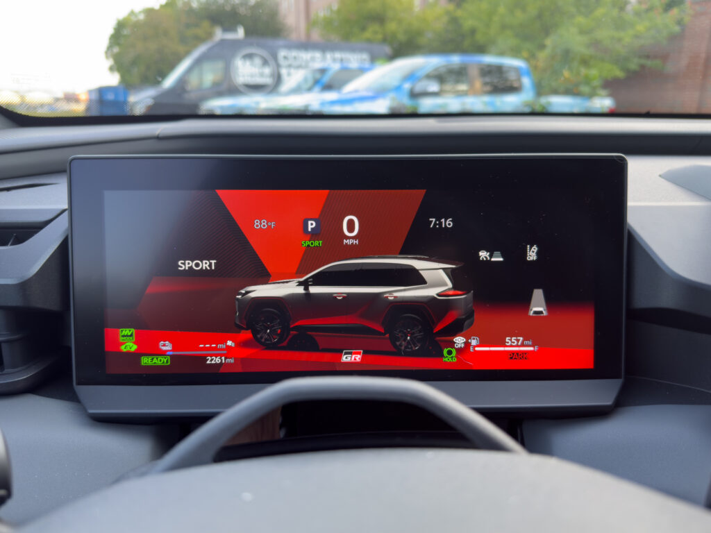Toyota RAV4 plug-in 2026: велика батарея робить повсякденні поїздки повністю електричними 7