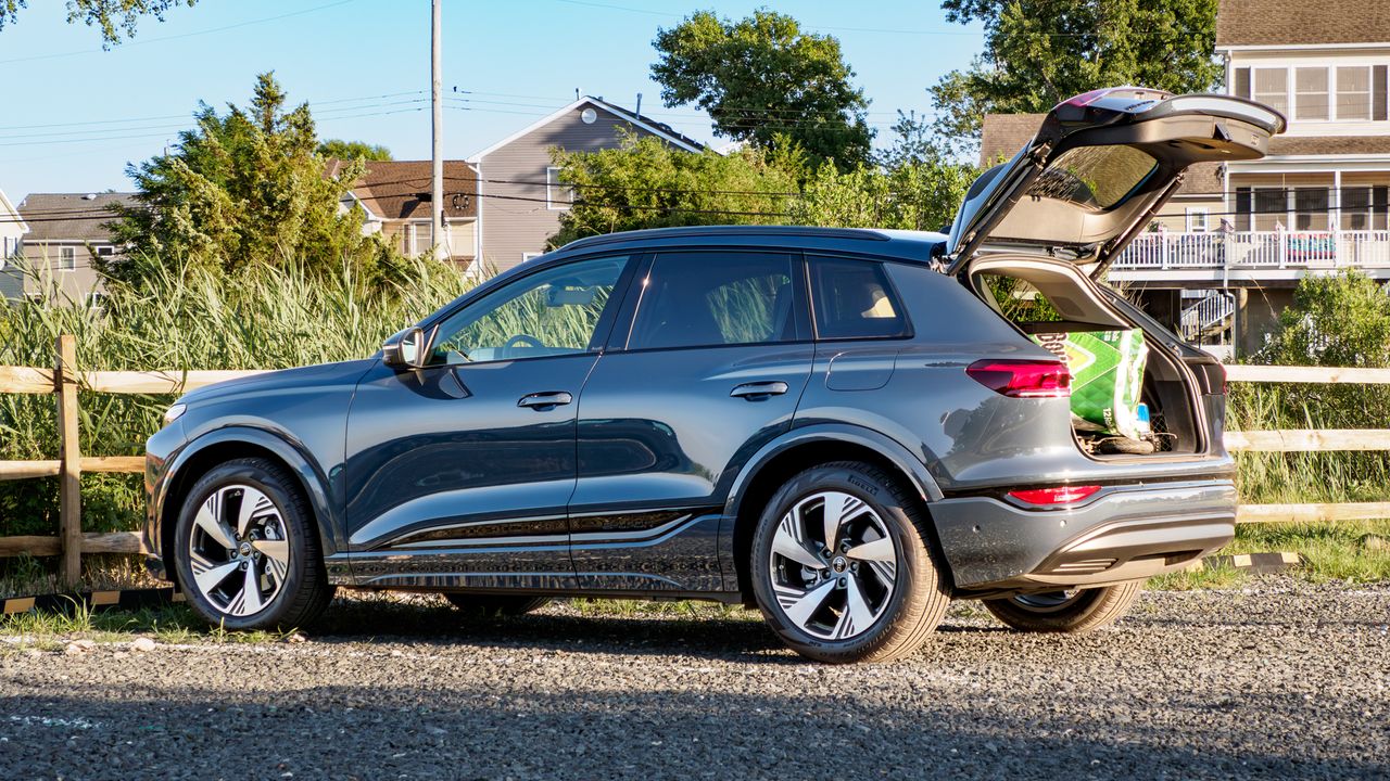 Audi Q6 e-tron проти BMW iX: яку розкішну електроніку обрати 91