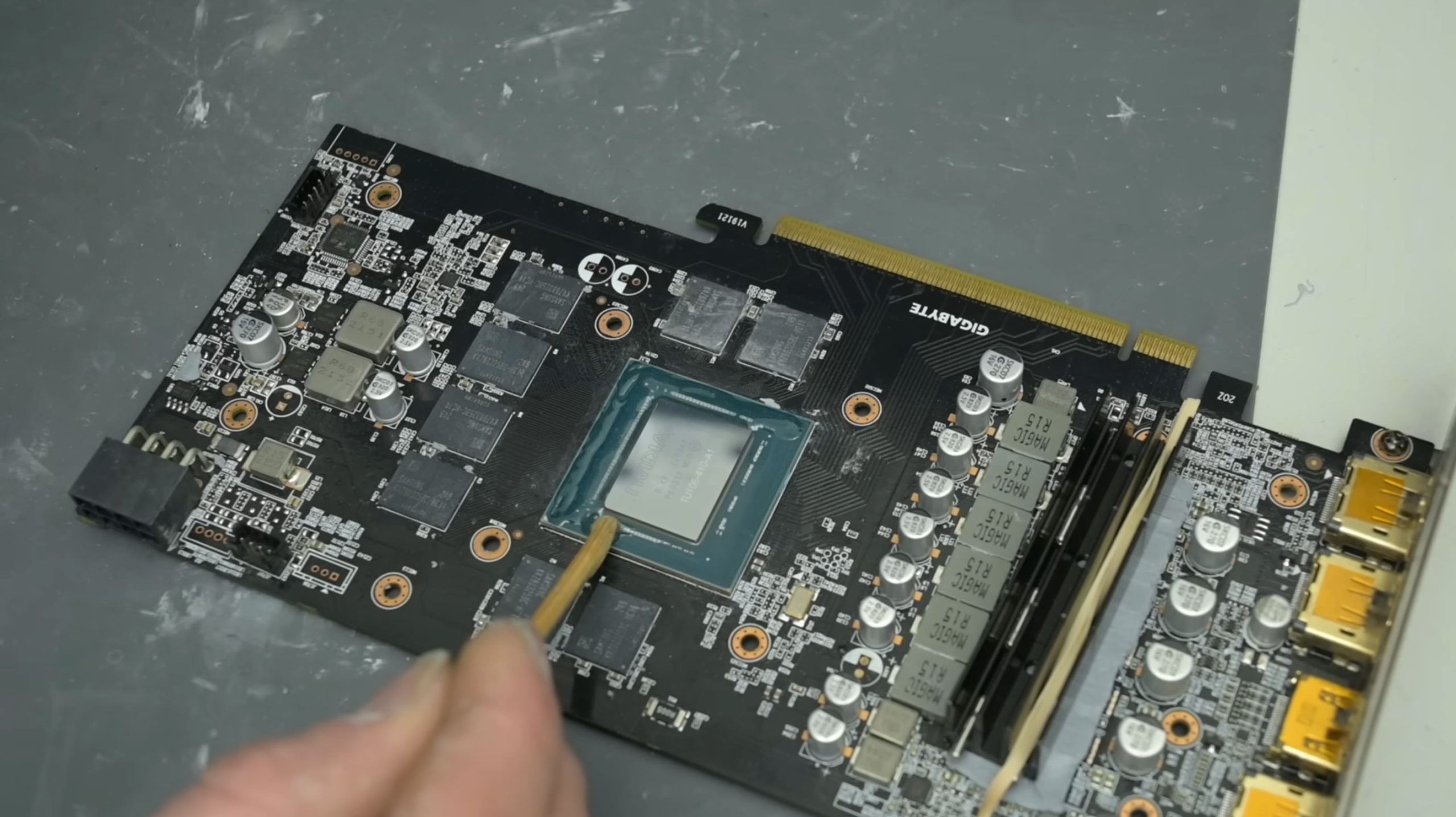 Моддер залив водою чіп RTX 2060, знизивши температуру з 70°C до вражаючих 28°C 4
