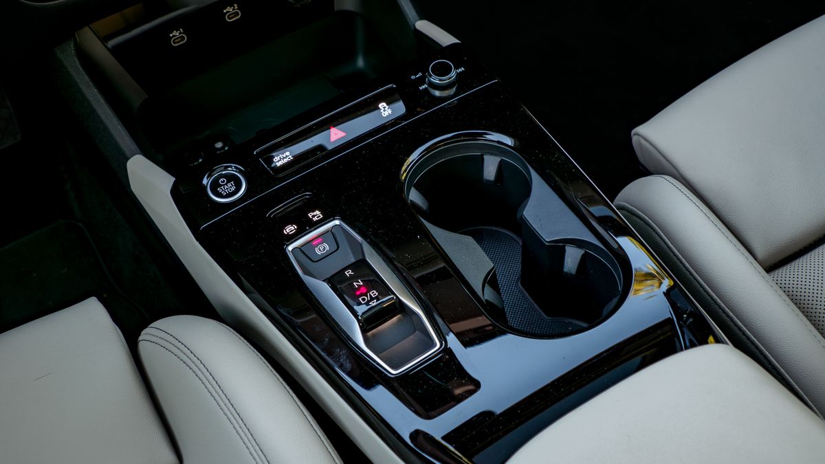 Audi Q6 e-tron проти BMW iX: яку розкішну електроніку обрати 20