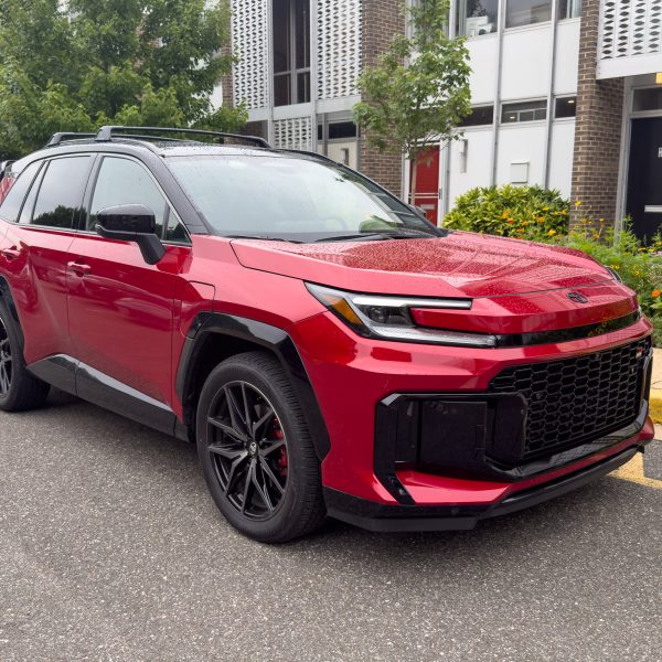 Toyota RAV4 plug-in 2026: велика батарея робить повсякденні поїздки повністю електричними