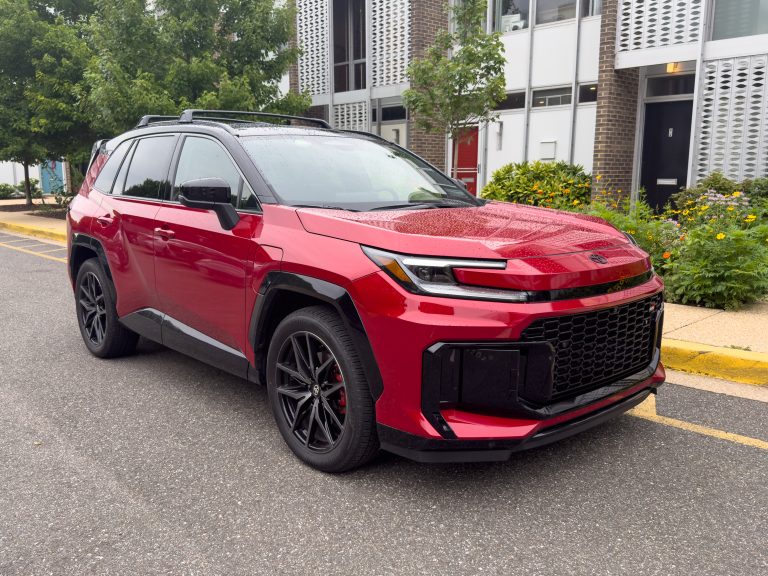 Toyota RAV4 plug-in 2026: велика батарея робить повсякденні поїздки повністю електричними 13