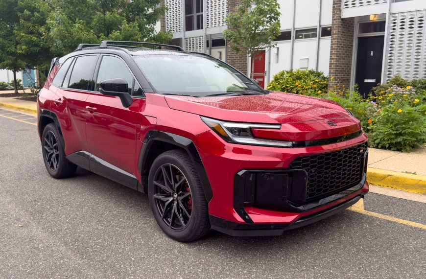 Toyota RAV4 plug-in 2026: велика батарея робить повсякденні поїздки повністю електричними