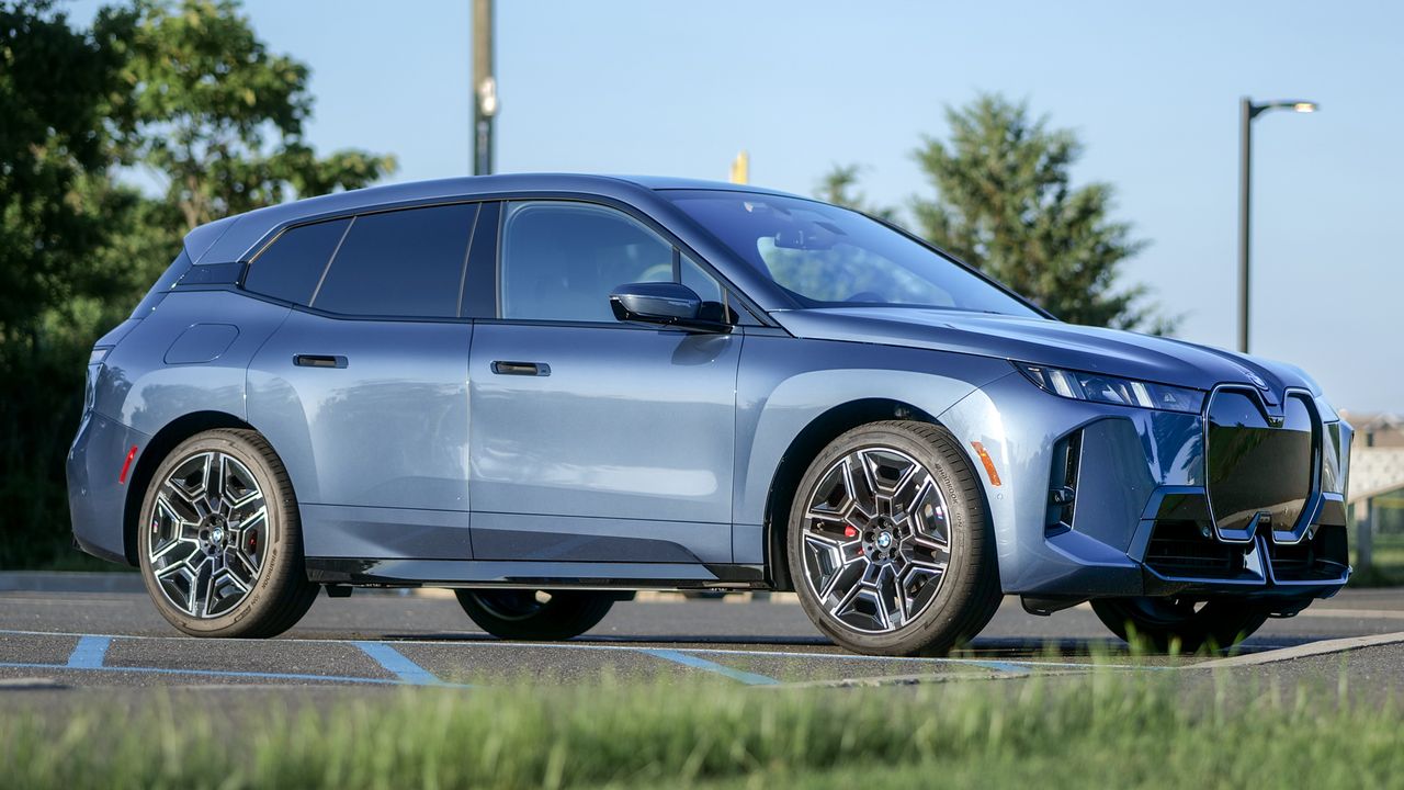 Audi Q6 e-tron проти BMW iX: яку розкішну електроніку обрати 11