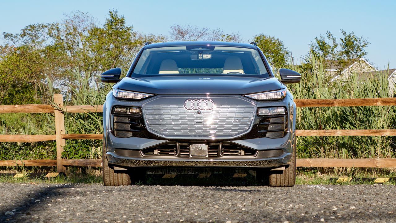 Audi Q6 e-tron проти BMW iX: яку розкішну електроніку обрати 16