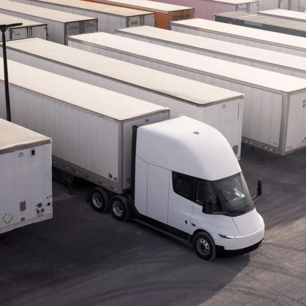 Einride замовляє 500 Tesla Semi для свого автопарку